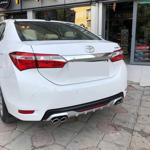 Toyota Corolla Arka Difüzör Egzoz Görünümlü Kırmızı Şeridli